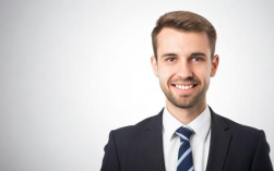 如何通过效率提升降低企业人员需求？