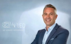 CEO求职简历中，如何巧妙融合个人经历与公司愿景，撰写出引人瞩目的CEO简介？